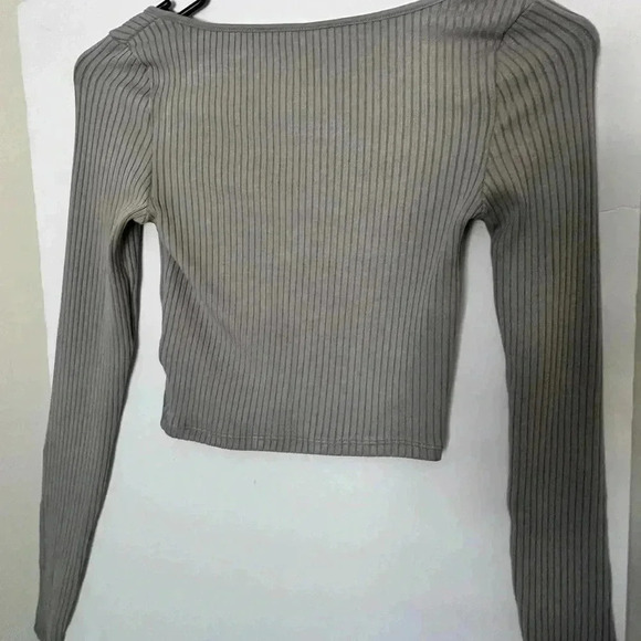 Divided by H & M grey long sleeve crop top. Size XXS - Picture 2 of 3